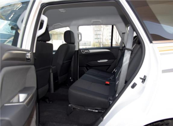 萨瓦纳 2015款 2.8T 手动四驱柴油尊享版7座 车厢座椅   后排空间