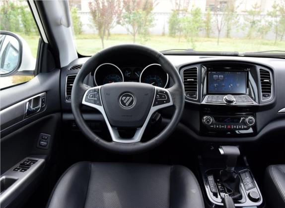 萨瓦纳 2016款 2.0T 自动四驱汽油至尊版7座 中控类   驾驶位
