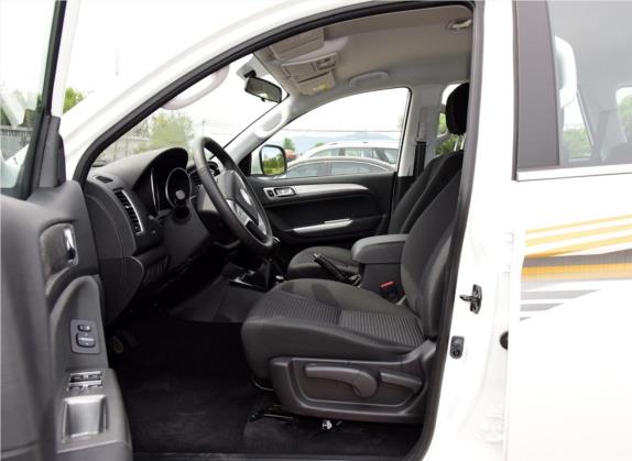 萨瓦纳 2016款 2.8T 手动四驱柴油豪华版5座 车厢座椅   前排空间