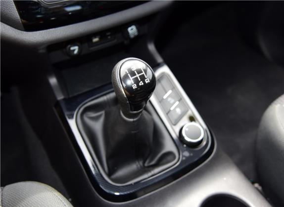 萨瓦纳 2016款 2.8T 手动四驱柴油豪华版5座 中控类   挡把
