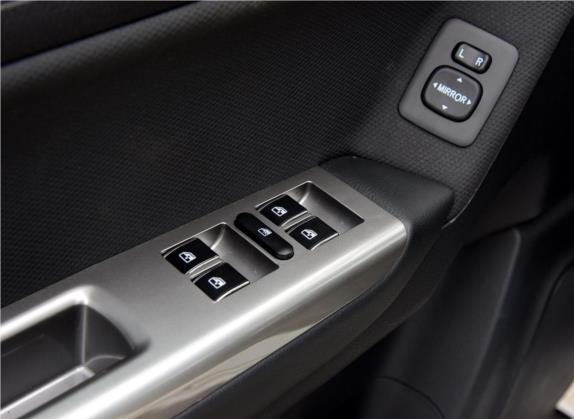 萨瓦纳 2016款 2.8T 手动四驱柴油豪华版5座 车厢座椅   门窗控制