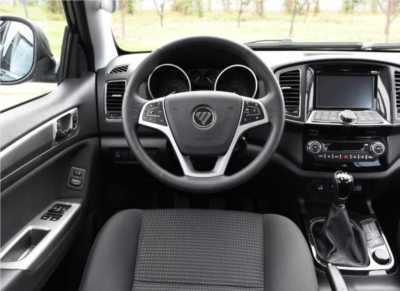 萨瓦纳 2016款 2.8T 手动四驱柴油豪华版7座 中控类   驾驶位