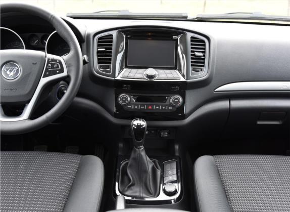 萨瓦纳 2016款 2.8T 手动四驱柴油豪华版7座 中控类   中控台