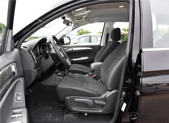 萨瓦纳 2016款 2.8T 手动四驱柴油豪华版7座 车厢座椅   前排空间