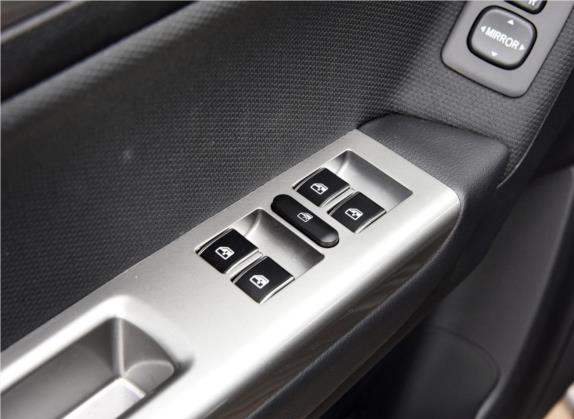 萨瓦纳 2016款 2.8T 手动四驱柴油豪华版7座 车厢座椅   门窗控制