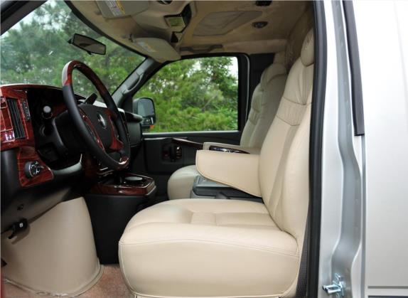 SAVANA 2011款 6.0L 商务之星10座 车厢座椅   前排空间