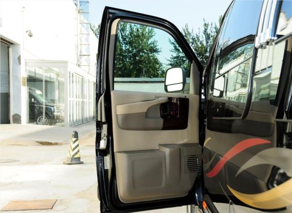 SAVANA 2012款 6.0L 领袖级至尊版 车厢座椅   前门板