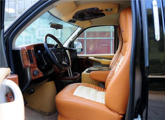 SAVANA 2013款 6.0L 豪华隐私屏版7座 车厢座椅   前排空间
