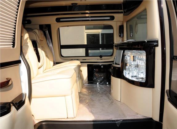 SAVANA 2013款 6.0L 领袖级商务车 车厢座椅   后排空间