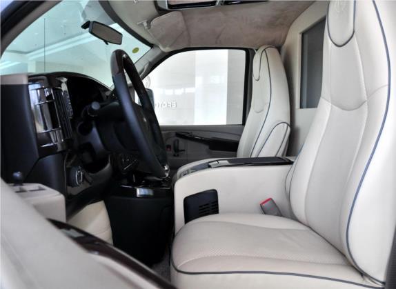 SAVANA 2013款 6.0L 长轴领袖版 车厢座椅   前排空间