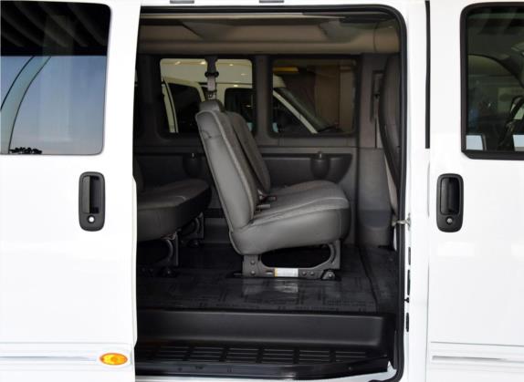 SAVANA 2017款 6.0L 3500 公务版 车厢座椅   后排空间