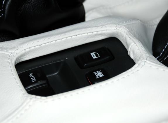 大蛇 2010款 3.3L 自动标准型 车厢座椅   门窗控制