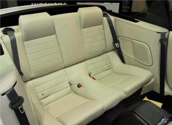 嘉路 2010款 3.7L 敞篷版 车厢座椅   后排空间