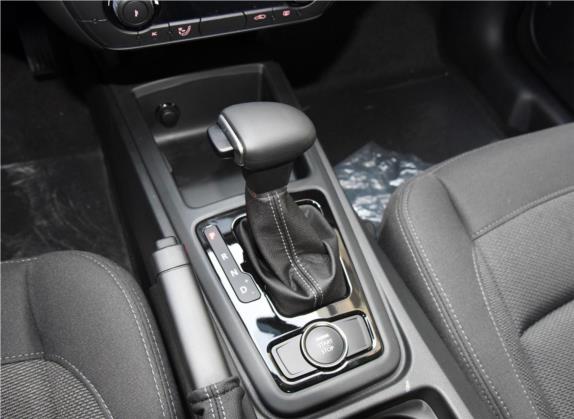 观致3 2016款 三厢 1.6L 自动致享型 中控类   挡把