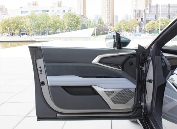高合HiPhi Z 2023款 五座版 车厢座椅   前门板