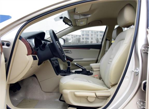 海马M8 2015款 2.0L 手动时尚型 车厢座椅   前排空间