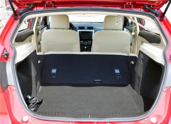 福美来 2012款 两厢 1.6L 自动精英版 车厢座椅   后备厢