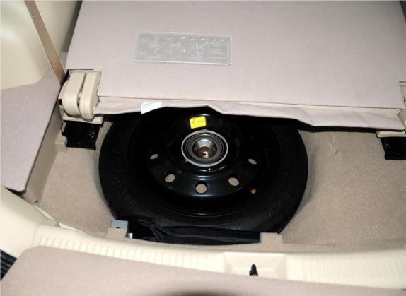 普力马 2013款 1.6L 自动7座乐享版 其他细节类   备胎