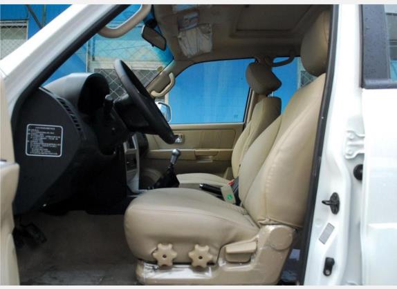 特拉卡 2010款 T9 2.4L 手动四驱豪华型 车厢座椅   前排空间