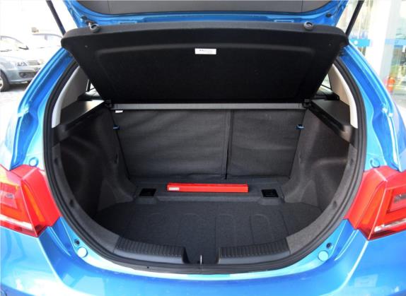 帝豪 2016款 两厢RS 1.5L 手动向上版 车厢座椅   后备厢