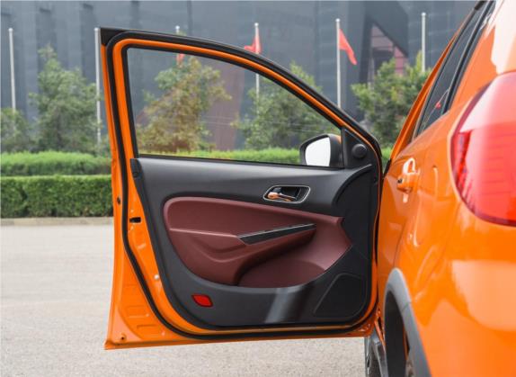 金刚 2016款 CROSS 1.5L 自动尊享版 车厢座椅   前门板