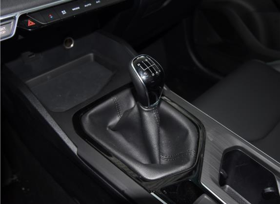 帝豪S 2021款 1.4T 手动舒适型 中控类   挡把