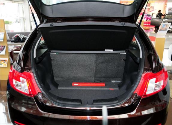 经典帝豪 2013款 两厢 1.5L 手动进取型 车厢座椅   后备厢