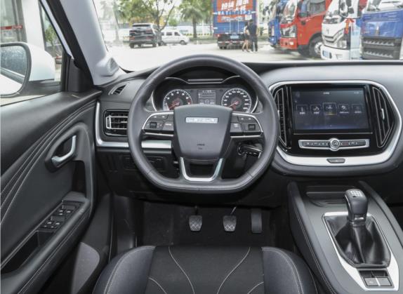 捷途X70M 2022款 1.5T 手动前卫伙伴型 7座 中控类   驾驶位