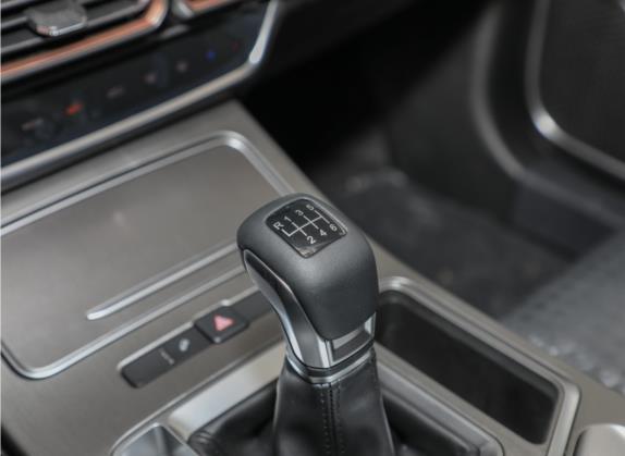 捷途X70 PLUS 2021款 改款 1.5T 手动风 7座 中控类   挡把