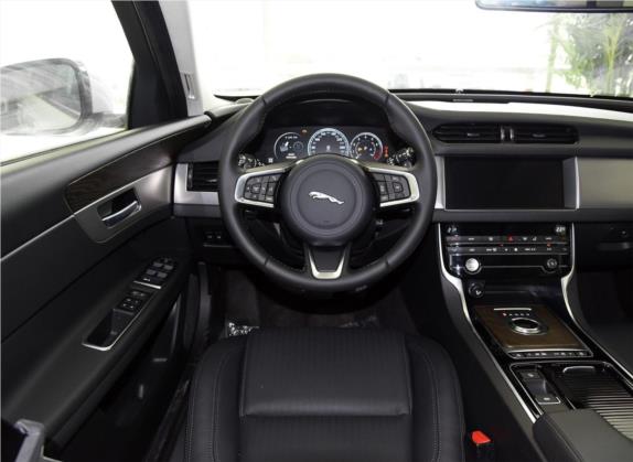 捷豹XFL 2019款 XFL 2.0T 250PS 两驱豪华版 中控类   驾驶位