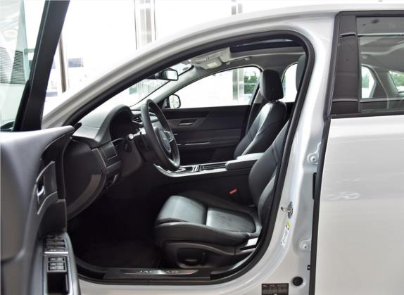 捷豹XFL 2020款 XFL 2.0T P200 两驱赛旗版 车厢座椅   前排空间