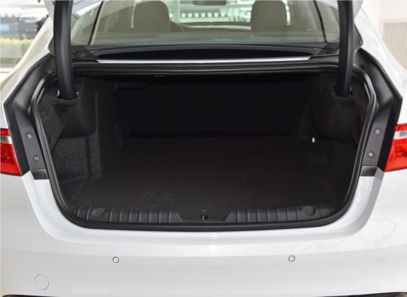 捷豹XFL 2020款 XFL 2.0T P200 两驱赛旗版 车厢座椅   后备厢