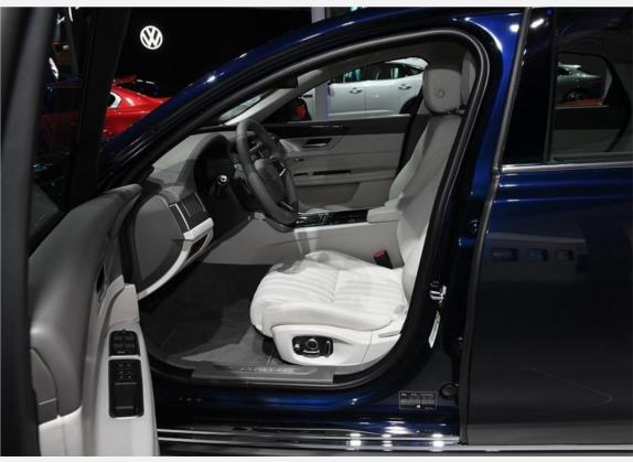 捷豹XFL 2020款 XFL 2.0T P300 四驱奢华版 车厢座椅   前排空间