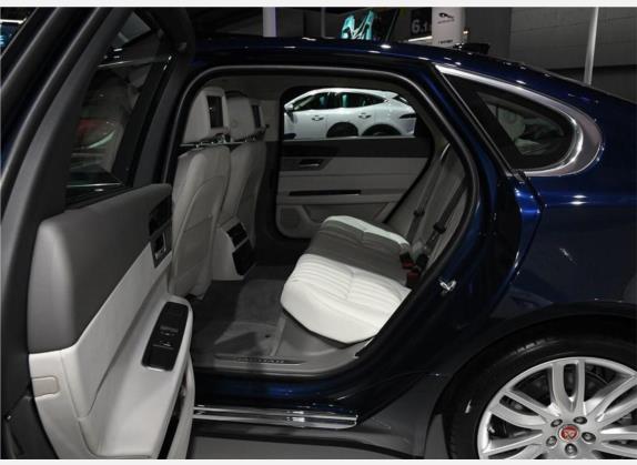捷豹XFL 2020款 XFL 2.0T P300 四驱奢华版 车厢座椅   后排空间