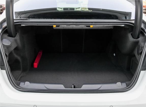 捷豹XEL 2019款 2.0T 200PS 尊享版 车厢座椅   后备厢