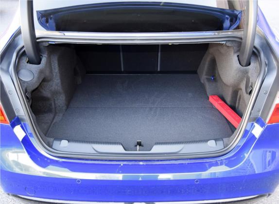 捷豹XEL 2019款 2.0T 250PS 尊享版 车厢座椅   后备厢