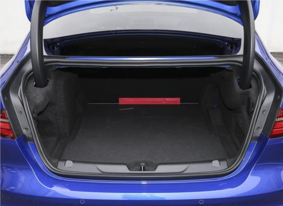 捷豹XEL 2020款 2.0T 200PS R-DYNAMIC S进取运动版 车厢座椅   后备厢