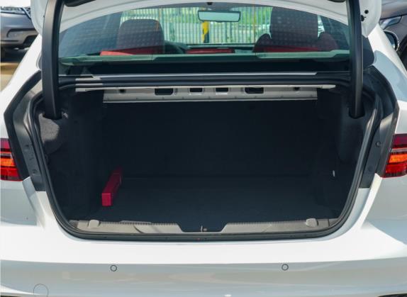 捷豹XEL 2022款 2.0T 250PS R-DYNAMIC S进取运动版 车厢座椅   后备厢