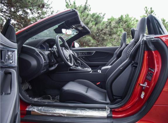 捷豹F-TYPE 2023款 P300 敞篷版 R-DYNAMIC BLACK 车厢座椅   前排空间