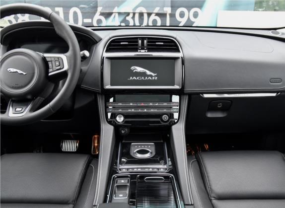 捷豹F-PACE 2019款 2.0T 四驱R-Sport运动版 中控类   中控台
