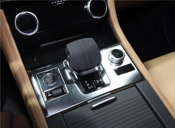 捷豹F-PACE 2022款 P250 HSE 中控类   挡把