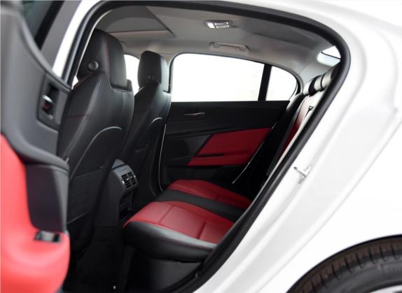 捷豹XE 2015款 2.0T 240PS R-Sport 车厢座椅   后排空间