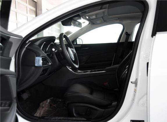 捷豹XE 2015款 2.0T 200PS R-Sport 车厢座椅   前排空间