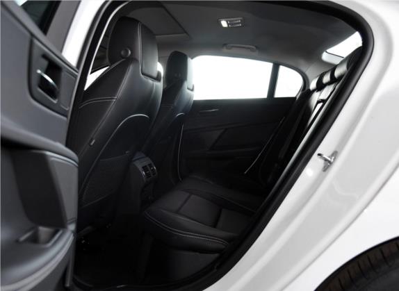 捷豹XE 2015款 2.0T 200PS R-Sport 车厢座椅   后排空间