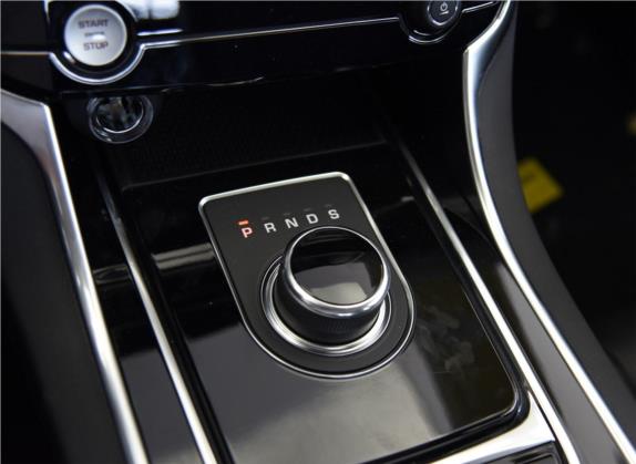 捷豹XE 2018款 2.0T 200PS 两驱R-Sport运动版 中控类   挡把