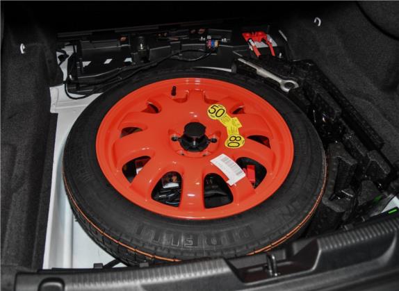 捷豹XE 2018款 2.0T 300PS 四驱R-Sport运动版 其他细节类   备胎