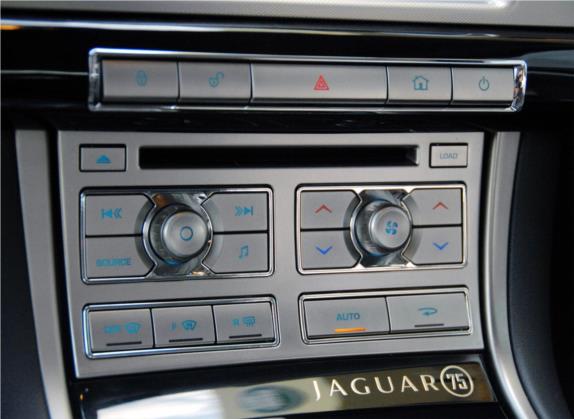 捷豹XF 2011款 XF 3.0 V6 75周年纪念版 中控类   中控台