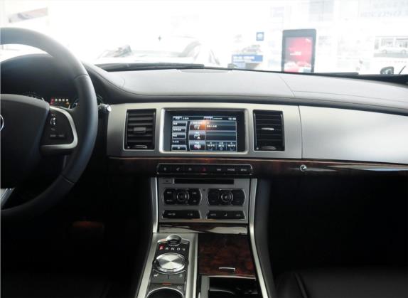捷豹XF 2015款 XF 2.0T Sportbrake 豪华版 中控类   中控台