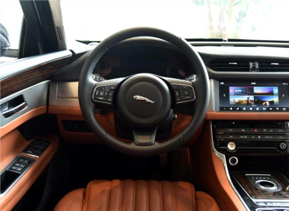捷豹XF 2016款 XF 2.0T 两驱奢华版 中控类   驾驶位