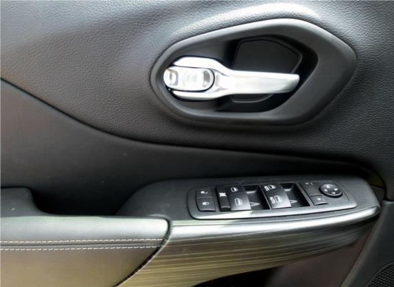 自由光 2016款 2.0L 领先版 车厢座椅   门窗控制